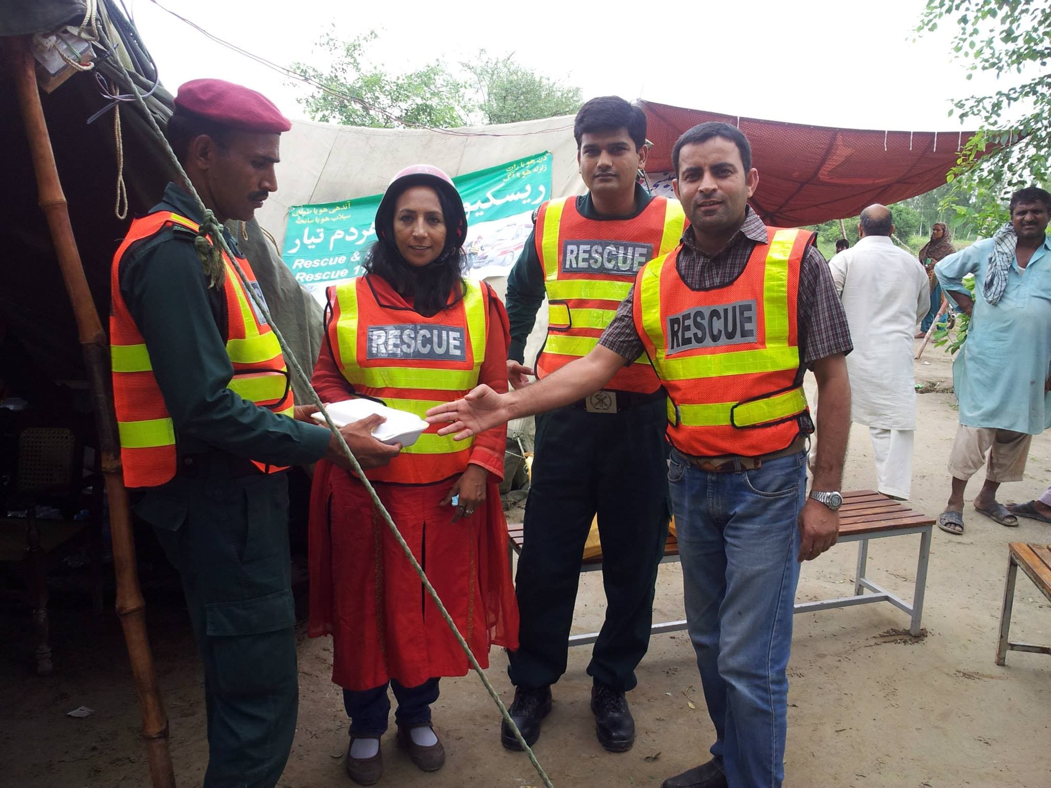 کمیونٹی کی مدد کرتے ہوئے KWS کے رضاکار
